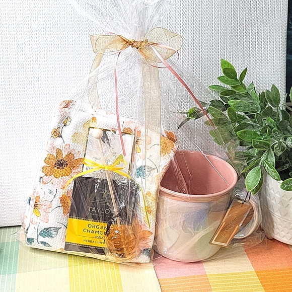 NWT: 22 Oz. Pink Iradecent Mug, Teas, & Floral kitchen Towel Set - Picture 5 of 7